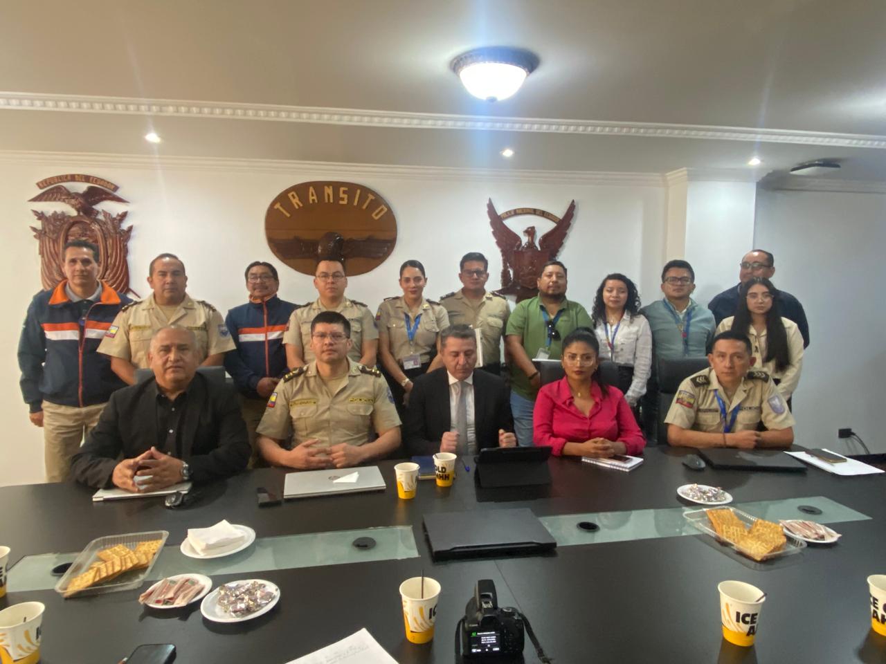 FENATRAPE, Policia Nacional, Prefectura de Pichincha, Ministerio del Interior y Municipio de Mejia reunidos para revisar temas pendientes, para ejecutar, el Punto Integrado de Seguridad y Control, en el Km. 56 (via Aloag Santo Domingo)